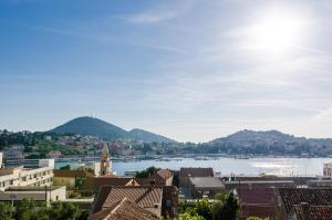 - Vistas a una ciudad con río y montañas en Holiday Home Avantgarde en Dubrovnik
