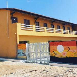 un edificio con pinturas al costado. en Pousada Costa do Mar, en Luís Correia