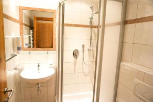 Koupelna v ubytování Pension Angern + 32 fotografií