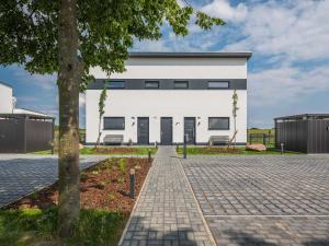 ゲーレン・レビンにあるLuxus Ferienhaus VILLA MEMORYの前に木がある白い建物