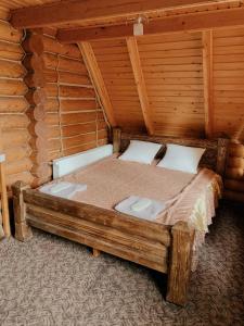 Een bed of bedden in een kamer bij Orlyne Gnizdo