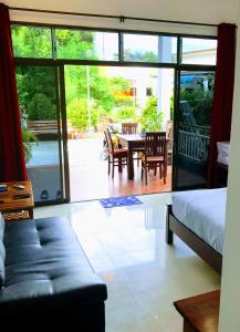 Ruang duduk di Daisy's 2 bedroom family home for up to 5 guests with garden & BBQ