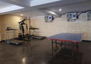 - une salle de sport avec une table de ping-pong dans l'établissement Abuzz Oxfordcaps RoopNagar Delhi, à New Delhi