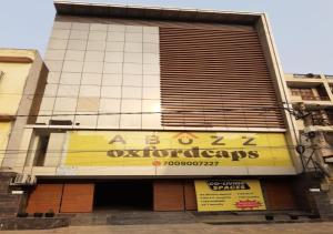 un bâtiment avec un panneau sur son côté dans l'établissement Abuzz Oxfordcaps RoopNagar Delhi, à New Delhi