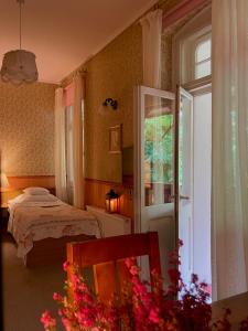 ein kleines Schlafzimmer mit einem Bett und einem Fenster in der Unterkunft Straszny Dwór in Chodzież