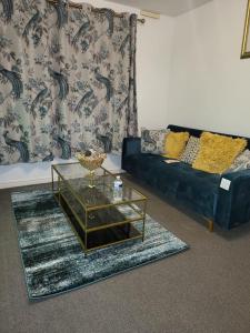 Lovely 2-bedroom serviced apartment with free parking and WIFI