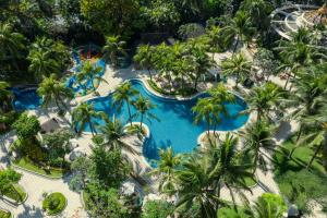 una vista aérea de una piscina en un complejo con palmeras en Edsa Shangri-La, Manila en Manila