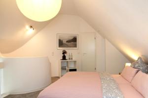 Postel nebo postele na pokoji v ubytování Ferienwohnung Seeloft mit Balkon und Seeblick