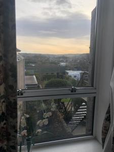 Blick aus einem Fenster mit Blick auf eine Treppe in der Unterkunft CitiHouse Aberdeen West End in Aberdeen