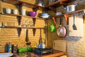 um balcão de cozinha com fogão e utensílios em Treehouse Holidays-Lake View em Ko Yao Noi