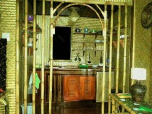 uma cozinha com um balcão de madeira em uma sala em Treehouse Holidays-Lake View em Ko Yao Noi