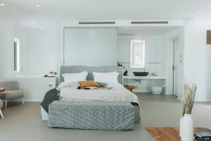 Cama ou camas em um quarto em Mykonos Blanc - Preferred Hotels & Resorts