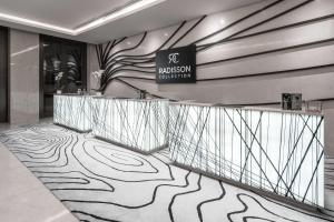 マスカットにあるRadisson Collection Muscat, Hormuz Grandの白黒の壁のロビー