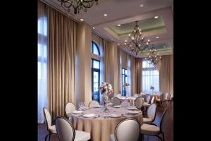een vergaderzaal met tafels en stoelen en een kroonluchter bij Bluegreen Vacations Eilan Hotel and Spa, Ascend Resort Collection in San Antonio