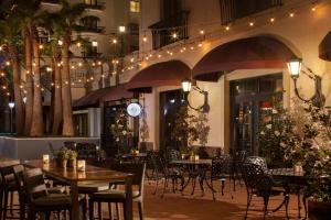 een restaurant met tafels, stoelen en verlichting bij Bluegreen Vacations Eilan Hotel and Spa, Ascend Resort Collection in San Antonio