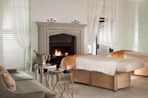 een slaapkamer met een open haard, een bed en een bank bij Bluegreen Vacations Eilan Hotel and Spa, Ascend Resort Collection in San Antonio +23 foto's