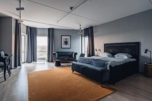 Rúm í herbergi á Ocean Hotel