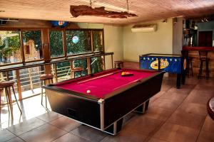 una sala de billar con una mesa de billar en una habitación en Lake Kariba Inns en Siavonga