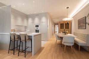 a kitchen and dining room with a table and chairs at housingcoruña REAL58 in A Coruña