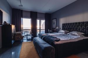 Rúm í herbergi á Ocean Hotel