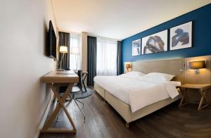 TV a/nebo společenská místnost v ubytování Park Inn by Radisson Antwerp City Centre