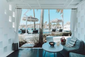 Uma área de estar em Mykonos Blanc - Preferred Hotels & Resorts