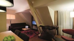 uma sala de estar com um sofá e uma mesa em Radisson BLU Balmoral em Spa