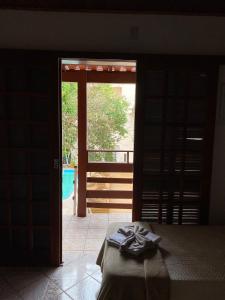 1 dormitorio con puerta que da a la piscina en Villa Rupestre, en Florianópolis