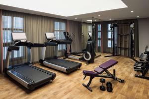 Park Inn by Radisson Makkah Aziziyah的健身中心和/或健身设施