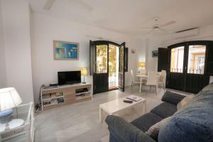 Μια τηλεόραση ή/και κέντρο ψυχαγωγίας στο Apartamento BALCON DE EUROPA 4 MENYBER