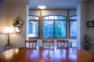 une salle à manger avec une table et une grande fenêtre dans l'établissement Vila Sonja, à Predeal