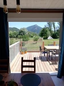 uma vista para um deque com uma mesa e cadeiras em La Maison de Toi et Moi em Castellane