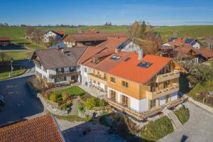 una vista aérea de una casa grande con techo rojo en Ferienwohnung Martin, en Seeg