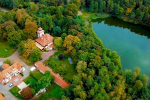 una vista aérea de una casa y un lago en Straszny Dwór en Chodzież