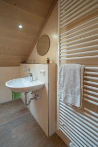 un bagno con lavandino e asciugamano appeso a una parete di Ferienwohnung Martin a Seeg