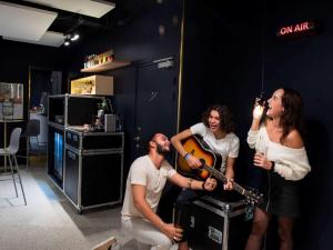 een groep mensen die muziek spelen in een kamer bij ibis Styles Paris Opera Lafayette in Parijs