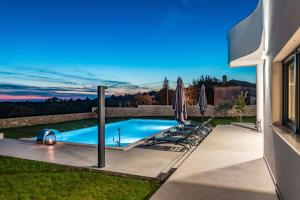 Bazén v ubytování Villa Eleonora, luxury villa in Višnjan, Žužići, near Poreč nebo v jeho okolí