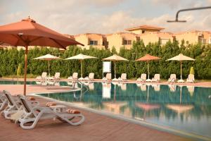 Bazén v ubytovaní Aura Resort Sidi Abd El Rahman El Alamein alebo v jeho blízkosti