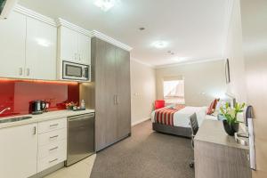 Kuchyň nebo kuchyňský kout v ubytování Best Western Plus Camperdown Suites