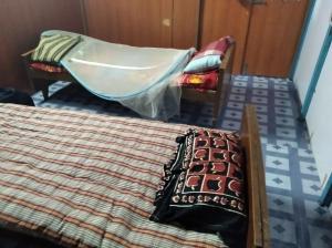 蒂鲁奇奇拉帕利Terrace Camp的一间卧室配有一张带毯子和椅子的床