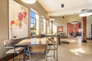 Restaurant o un lloc per menjar a Jackson Park Inn, Ascend Hotel Collection