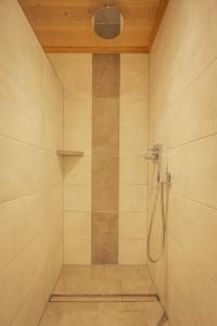 bagno con doccia e soffione di Ferienwohnung Martin a Seeg Altre 42 foto