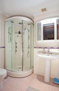 y baño con ducha y lavamanos. en Apartamento de La Casona de Riomera, en Oviedo