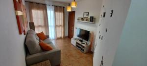 ein Wohnzimmer mit Couch und Fernseher in der Unterkunft Vivienda vacacional in Puerto del Rosario