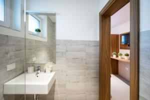 un bagno con lavandino e specchio di Gostilna Pugelj a Novo Mesto
