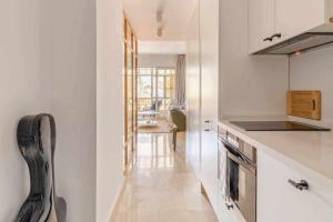 A kitchen or kitchenette at Espectacular apartamento en Marina de sotogrande