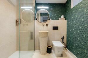 A bathroom at Espectacular apartamento en Marina de sotogrande Még 14 kép