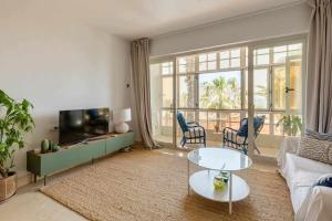 A television and/or entertainment centre at Espectacular apartamento en Marina de sotogrande