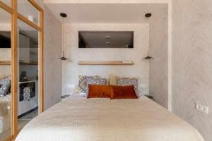 A bed or beds in a room at Espectacular apartamento en Marina de sotogrande