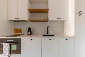 A kitchen or kitchenette at Espectacular apartamento en Marina de sotogrande